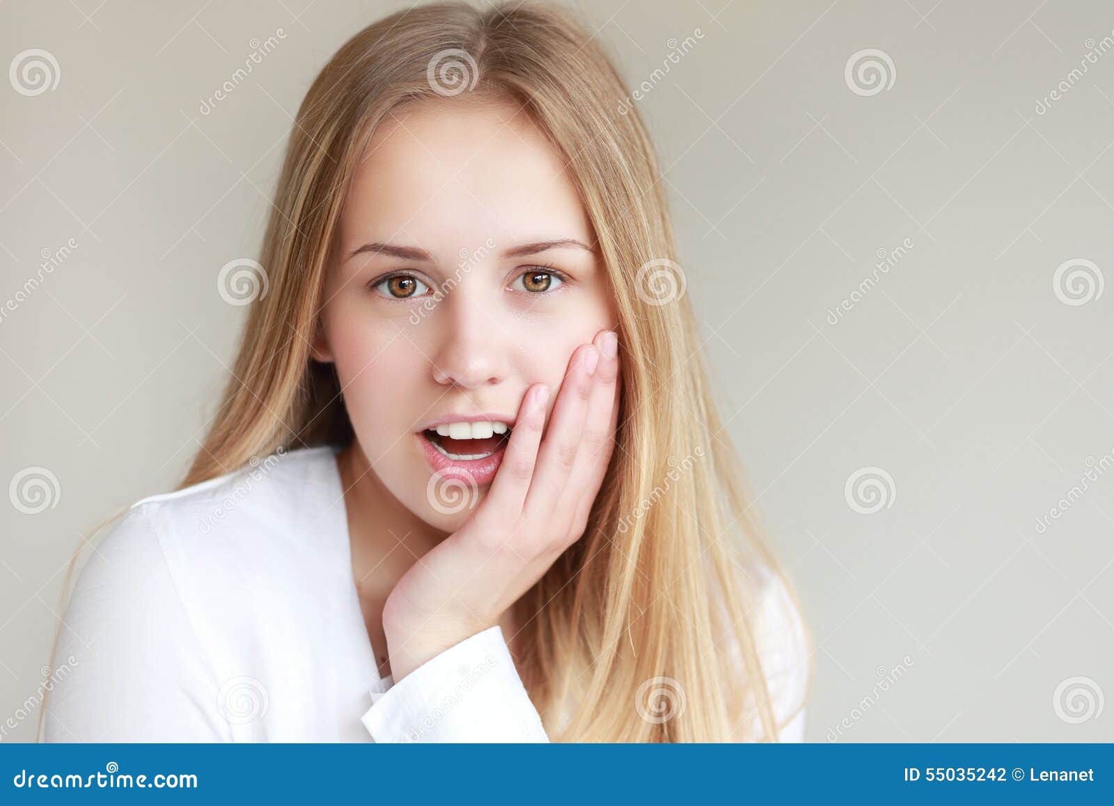 Young teen girl mouth