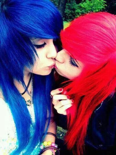 Cute emo lesbians kissing