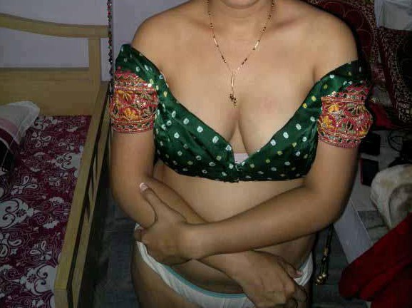 Desi saree aunty nude image