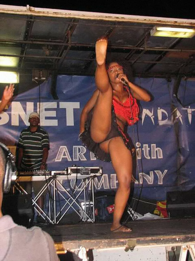 Nude kelly khumalo on stage pictures