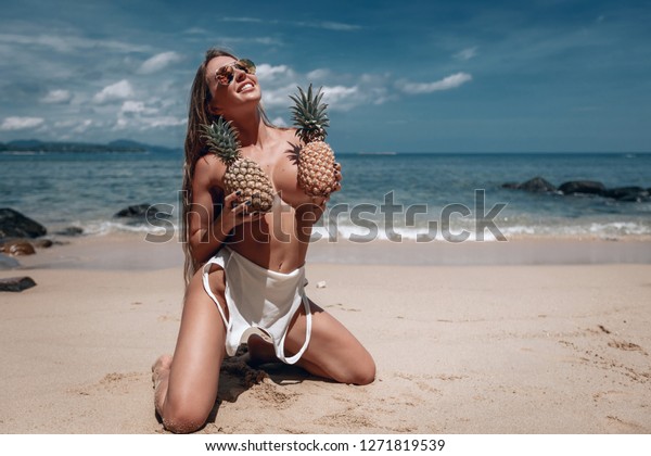 Girls nude at beach