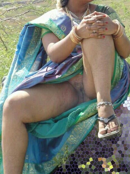 Aunty lifting saree photo