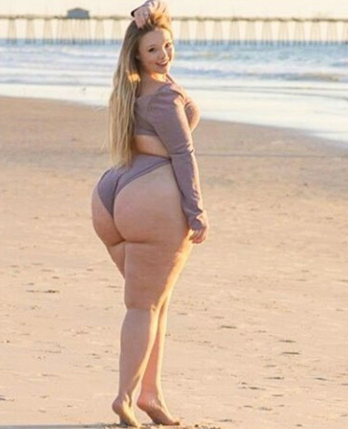 Sexy girls with huge curvy asses!