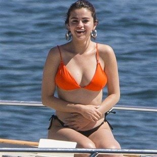Selena gomez bikini nude