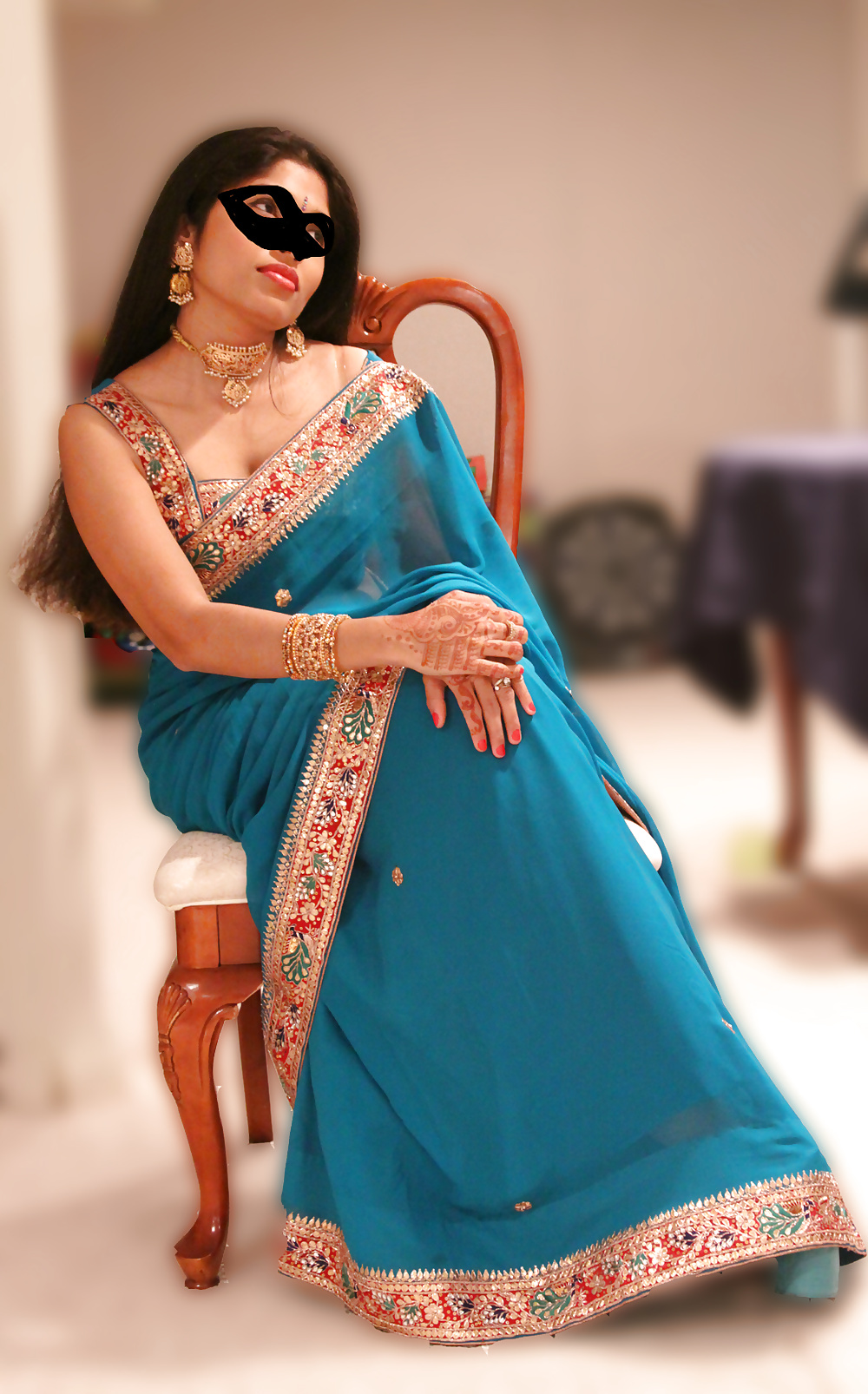 Indian aunty nude in blue saree