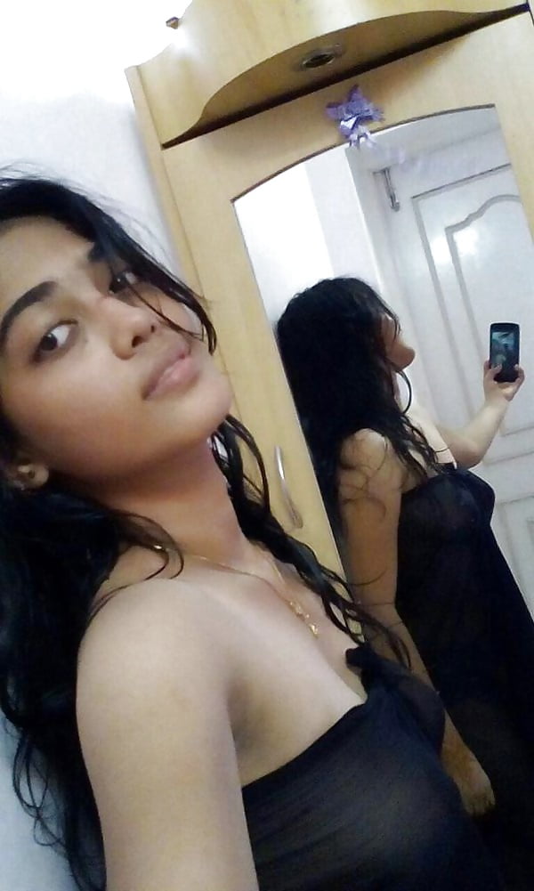 Girls bathroom nude selfie
