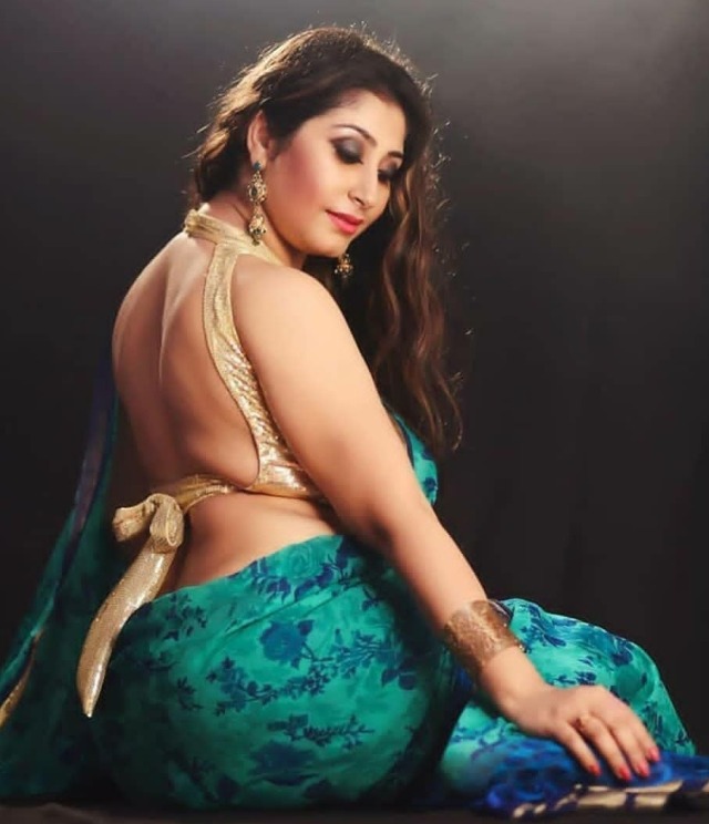 Sexy bhabhi hot saree