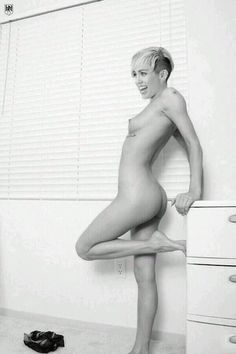 Miley cyrus v magazine nude
